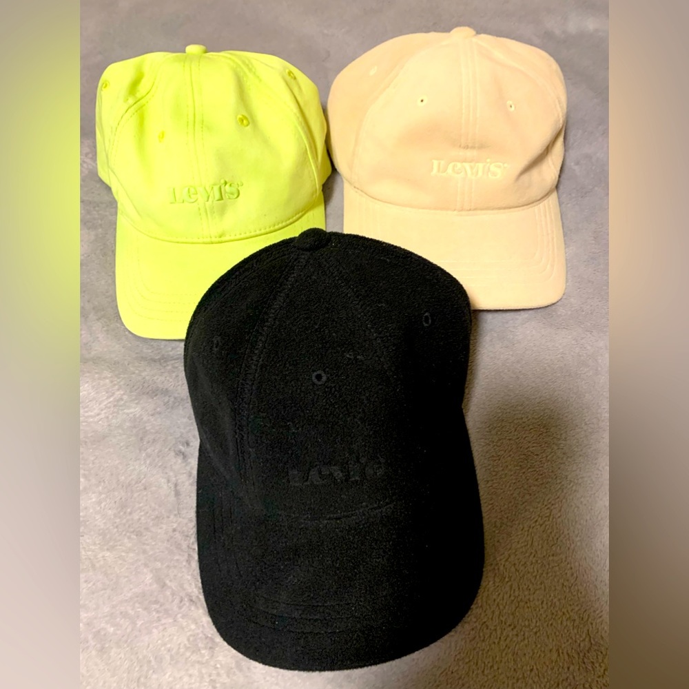(3) LEVI'S ESSENTIAL LOGO CAPS